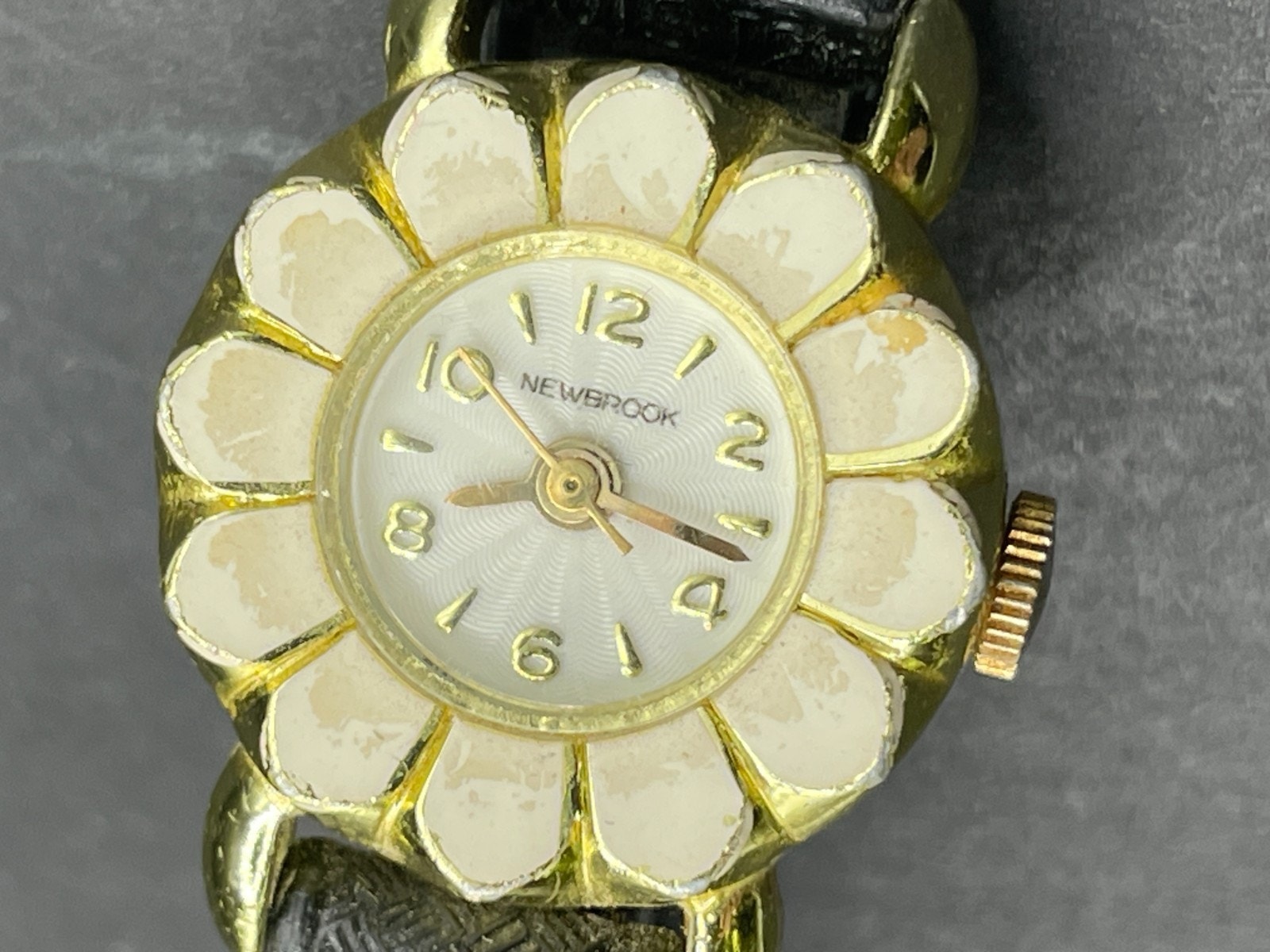 Vintage Newbrook Ladies Mechanical Flower Shaped White Enamel Gold Bezel Watch